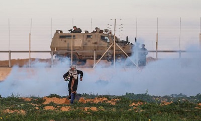 Zdjcie, którym „Guardian” ilustruje swój artyku o „pokojowych demonstracjach na granicy Gazy i Izraela.