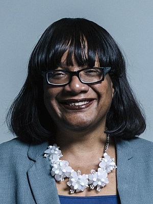 Diane Abbott – brytyjska posanka z ramienia Partii Pracy, zwolenniczka Corbyna, której Partia Pracy wycofaa swoje poparcie. (ródo zdjcia: Wikipedia)    