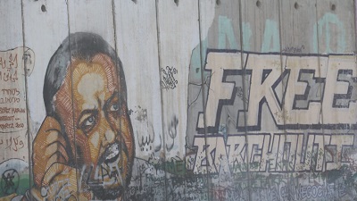 Podobizna Marwana Barghoutiego, terrorysty Fatahu, który odsiaduje doywotni wyrok wizienia w izraelskim wizieniu za mordowanie izraelskich cywilów. Graffiti na murze bezpieczestwa oddzielajcym Zachodni Brzeg w pobliu wsi Qalandiya, 6 maja 2016. Zdjcie: Haytham Shtayeh/Flash90.