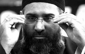 Anjem Choudary, londyski obroca pastwa islamskiego mówi, e ukrzyowanie i cinanie gowy to wite zobowizania (Tal Cohen/Reuters)