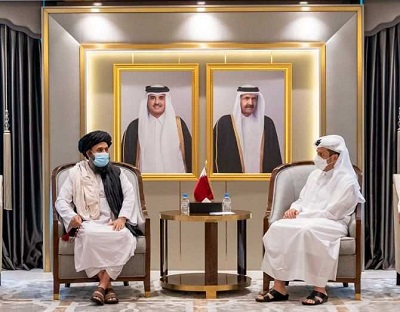 Wicepremier Kataru i minister spraw zagranicznych Mohammed bin Abdulrahman Al Thani spotyka się z mułłą Abdulem Ghani Baradarem, szefem biura politycznego Talibanu, w Doha, 17 sierpnia 2021. Zdjęcie: Qatar News Agency