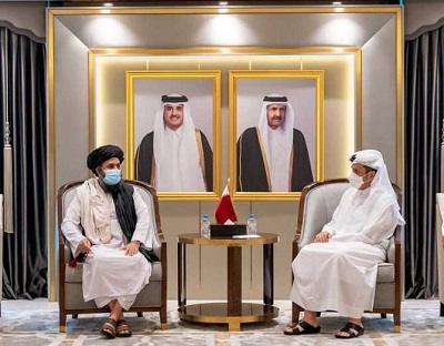 Wicepremier Kataru i minister spraw zagranicznych Mohammed bin Abdulrahman Al Thani spotyka si z mu Abdulem Ghani Baradarem, szefem biura politycznego Talibanu, w Doha, 17 sierpnia 2021. Zdjcie: Qatar News Agency