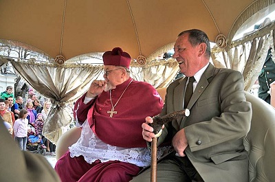 Minister Szyszko oraz biskup Antoni Dydycz patrzący na wiernych