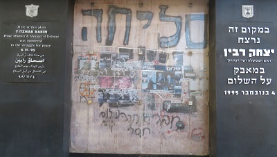Mural na miejscu, w którym zamordowano Rabina w pobliu Placu Rabina w Tel Awiwie