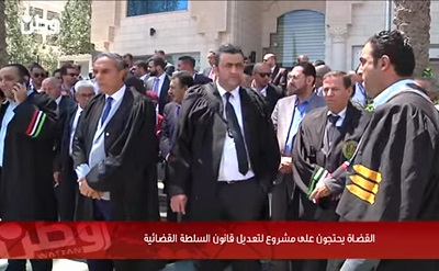 Sdziowie w Autonomii Palestyskiej (AP) protestuj w Al-Bireh przeciwko planom AP zmiany prawa o wadzy sdowniczej w sposób, który pozwala rzdowi AP ingerowa w prac sdziów i sdów, 23 sierpnia 2017. (Zrzut z ekranu z Watan TV)
