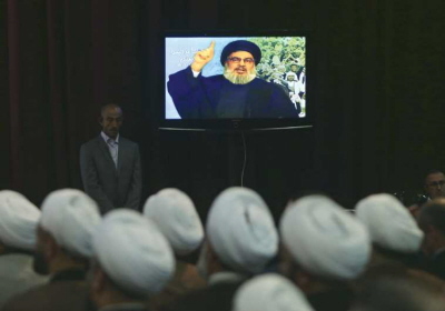 Hassan Nasrallah przemawia do swoich libańskich i jemeńskich zwolenników z olbrzymiego ekranu, na którym pokazane jest jego przemówienie wygłoszone 17 kwietnia w południowym przedmieściu Bejrutu przeciwko agresji amerykańsko-saudyjskiej na Jemen (zdjęcie: REUTERS)