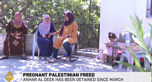 Zdjęcie palestyńskiej terrorystki przeniesionej z powodu zbliżającego się porodu  z izraelskiego więzienia do aresztu domowego. (Zrzut z ekranu z wideo Al-Dżaziry)  