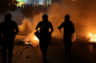 Libaskie policyjne oddziay prewencji w pobliu ognisk rozpalonych w Bejrucie podczas protestu przeciwko spadkowi wartoci waluty i narastajcym problemom gospodarczym(zdjcie: REUTERS/MOHAMED AZAKIR)