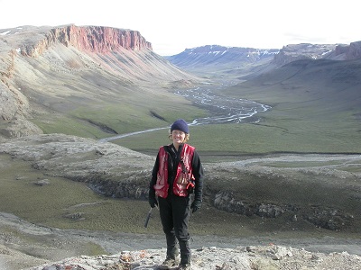 (ródo): Elizabeth C. Turner, profesor geologii z Laurentian University, prowadzi geologiczne prace terenowe na pónocy wyspy Baffin Island w 2012 roku. (Zdjcie z Laurentian University)