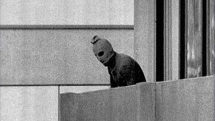 Terrorysta trzymajcy zakadników, sportowców izraelskich, na Olimpiadzie w Monachium w 1972 r. Wszystkich 11 zakadników zabili.<br /> (\