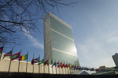 Systematyczna dyskryminacja w Narodach Zjednoczonych jest zbyt oczywista, by j ignorowa. Po prostu na gigantyczn skal praktykuje si tam podwójny standard wobec tego, co uznawane jest za instytucjonalny rasizm, a co nie – i to trzeba przyzna. Na zdjciu: budynek sekretariatu kwatery gównej ONZ w Nowym Jorku. (Zdjcie: UN)