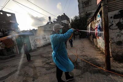 Palestyczycy rozpryskuj dezynfektant przeciwko szerzeniu si koronawirusa na ulicach obozu Al Nusairat w rodkowej Strefie Gazy. (Zdjcie EPA)