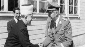 Szef SS Heinrich Himmler i Mufti Hadd Amin al-Husseini podaj sobie rce.