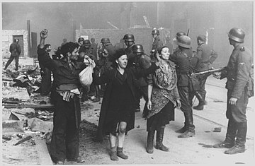 Ujęci żywcem powstańcy z Warszwskiego Getta, maj 1943. Kobieta po prawej stronie to Hasia Szylgold-Szpiro. (Zdjęcie; Wikipedia)