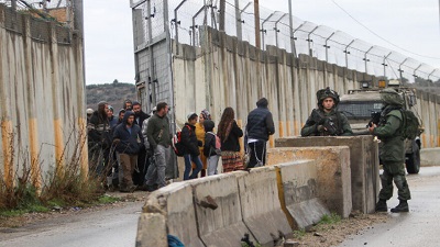 Izraelscy onierze sprawdzajcy uczestników pogrzebu Jehudy Dimentmana w Homesz, 17 grudnia 2021 r. Dimentman zosta zabity w zamachu terrorystycznym w pobliu Homesz. Zdjcie: Nasser Ishtayeh/Flash90