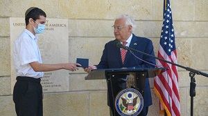 Amerykański ambasador w Izraelu, David Friedman wręcza pierwszy amerykański  paszport z nazwą kraju “Izrael” urodzonemu w Jerozolimie Amerykańskiemu obywatelowi Menachemowi Zivotofskiemu w ambasadzie USA w Jerozolimie 30 października 2020r. Źródło zdjęcia: David M. Friedman/Twitter.