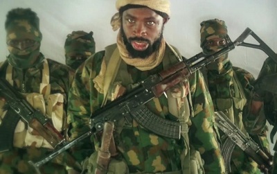 Boko Haram wanie obchodzi dziesit rocznic swojego powstania. Co roku ta nigeryjska grupa terrorystyczna, która zyskaa przyczóek w ssiednich krajach afrykaskich, w Kamerunie, Czadzie i Nigrze, wydaje si silniejsza. Na zdjciu: przywódca Boko Haram, Abubakar Szekau, z wideo propagandowego grupy z listopada 2018 r.