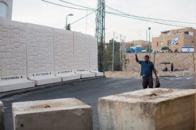 Pi z szeciu pyt betonowych umieszczonych midzy dzielnicami (ydowsk) Armon Hanatziv o (arabsk) Dabel Mukaber, 18 padziernika 2015 r. Na pierwszym planie bloki betonowe przy wejciu do Dabel Mukaber. (Yonatan Sindel/Flash90)