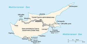 Podczas inwazji w 1974 roku siły tureckie mordowały niewinnych cywilów, gwałciły kobiety i dzieci oraz splądrowały północny Cypr. Siłą wysiedlili około 170 tysięcy Greków cypryjskich, czyli jedną trzecią całej populacji Republiki Cypryjskiej. Od tego czasu siły tureckie zajęły 36% terytorium Cypru, a los setek zaginionych osób pozostaje nieznany. Na zdjęciu: mapa podzielonego Cypru. (Źródło: Wikipedia.)