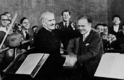 <span>Pierwszy koncert 26 grudnia 1936 r. Dyrygent Arturo Toscanini (po lewej) ściska dłoń Bronisława Hubermana (zdjęcie z Central Zionist Archives).</span>