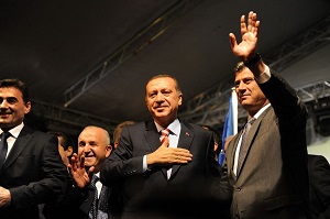 <span> Prezydent Turcji Recep Tayyip Erdogan coraz czciej nazywa miejsca poza Turcj „naszymi ziemiami”. Co najmniej od piciu lat rzd Turcji grozi inwazj i aneksj greckich wysp na Morzu Egejskim. Na zdjciu: Erdoğan z prezydentem Kosowa </span>Hashimem Thaçi<span>, 3 listopada 2010. Wikipedia</span>)