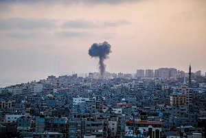 Dym unosi si po ataku w Gazie. (Zdjcie: Mohammed Ibrahim / Unsplash)