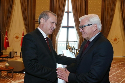 Minister spraw zagranicznych Niemiec, Frank-Walter Steinmaier (po prawej) powiedzia, e stosunki jego kraju z Turcj pogorszyy si do tego stopnia, e te dwa kraje waciwie “nie maj podstawy do rozmów”.