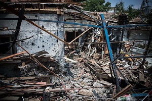 Dom zniszczony przez rakietę Hamasu, Yahud, Izrael, 22 lipca 2014. Najczęściej, gdy państwo żydowskie odpowiada na akty agresji, jest karane za „nieproporcjonalne użycie siły”.