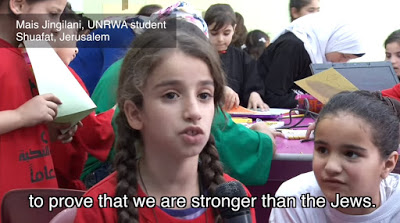 Maa dziewczynka mówi, czego nauczya si w szkole UNRWA o powodach prowadzenia wojny przeciwko ydom przez jej naród [ródo: wideo]Tekst na ekranie: „eby dowie, e jestemy silniejsi ni ydzi”