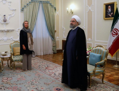 Podczas wizyty w Iranie Federica Mogherini (po lewej), obecna Wysoka Przedstawicielka Unii Europejskiej ds. Polityki Zagranicznej i Bezpieczestwa, koleguje si z mczyznami, którzy skazali na mier tysice kobiet (i mczyzn. Czy kiedykolwiek myli o ludziach straconych z wyroków na podstawie praw islamistycznych w tym kraju? (Zdjecie: European Commission)
