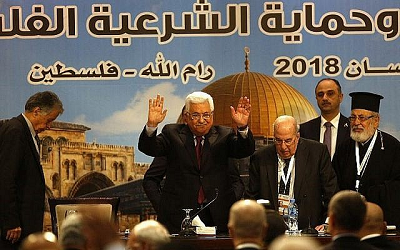 Prezydent Autonomii Palestyskiej gestykuluje podczas spotkania Palestyskiej Rady Narodowej w Ramallah 30 kwietnia 2018. (AFP zdjcie/Abbas Momani)
