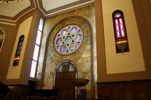 Wntrze synagogi Neve alom w Stambule, która bya obiektem zamachu bombowego wraz z synagog Bet Israel 15 listopada 2003 r., w których zgino 27 ludzi, a ponad 300 zostao rannych.