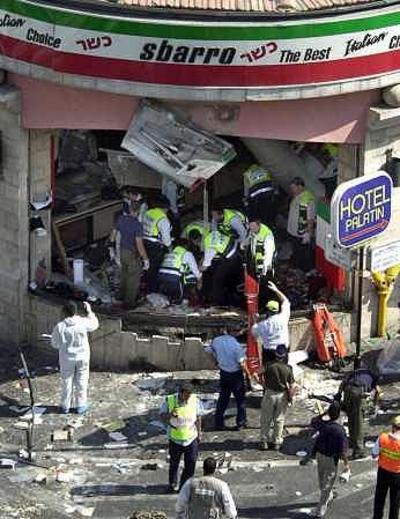 Palestyński atak terrorystyczny w Jerozolimie w 2001 roku, w którym zginęło 15 cywilów, w tym 7 dzieci i kobieta w ciąży, a 130 zostało rannych.