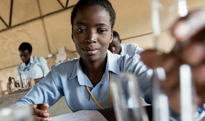 Uczennica liceum w Lusace (Zambia) przeprowadza eksperyment na lekcji chemii. Zdjęcie: UNICEF Photo/UN0145554/Karin Schermbrucker. (Źródło: ONZ, International Day of Women and Girls in Science.)