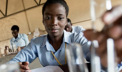 Uczennica liceum w Lusace (Zambia) przeprowadza eksperyment na lekcji chemii. Zdjcie: UNICEF Photo/UN0145554/Karin Schermbrucker. (ródo: ONZ, International Day of Women and Girls in Science.)